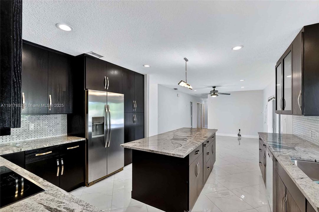 合同活跃: $995,000 (3 贝兹, 2 浴室, 2176 平方英尺)