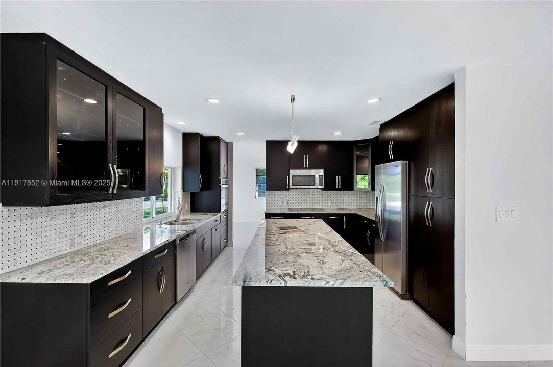 合同活跃: $995,000 (3 贝兹, 2 浴室, 2176 平方英尺)