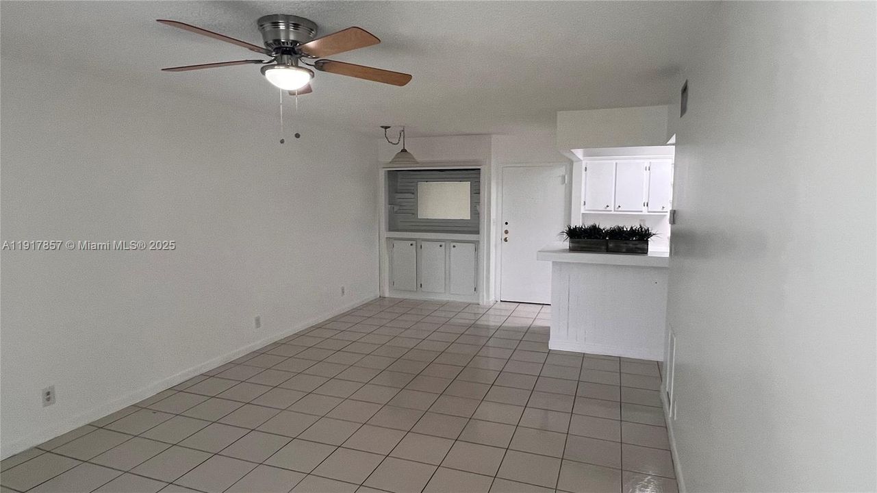 待售: $229,000 (2 贝兹, 2 浴室, 1050 平方英尺)