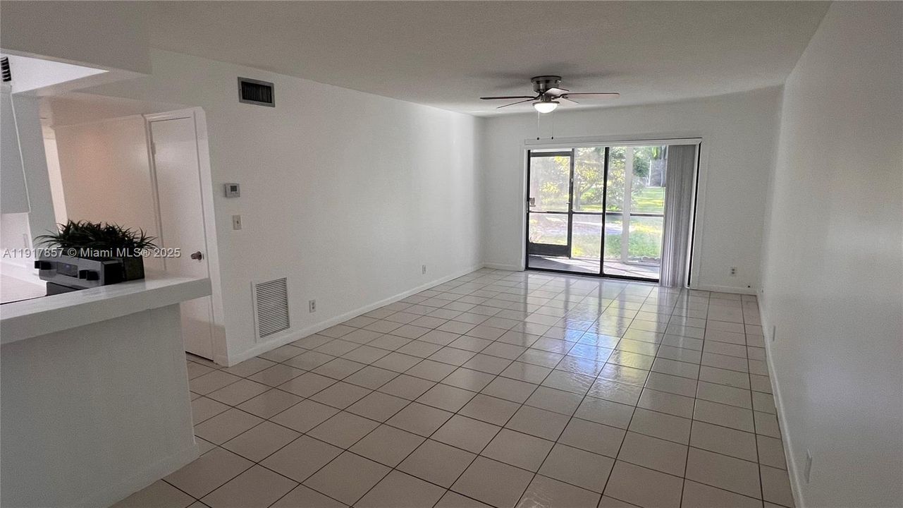 待售: $229,000 (2 贝兹, 2 浴室, 1050 平方英尺)