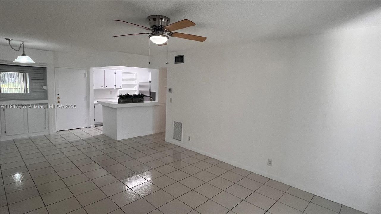 待售: $229,000 (2 贝兹, 2 浴室, 1050 平方英尺)