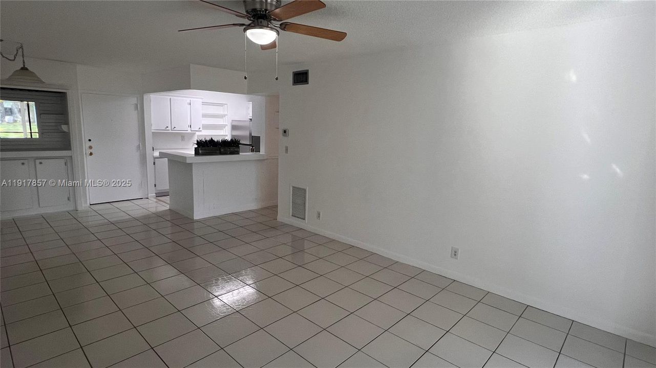 待售: $229,000 (2 贝兹, 2 浴室, 1050 平方英尺)