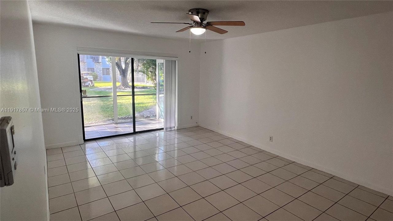 待售: $229,000 (2 贝兹, 2 浴室, 1050 平方英尺)