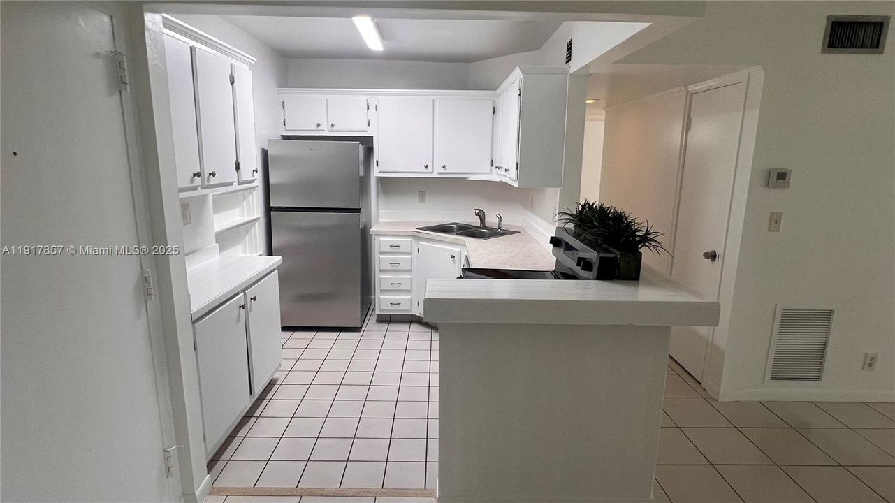 待售: $229,000 (2 贝兹, 2 浴室, 1050 平方英尺)