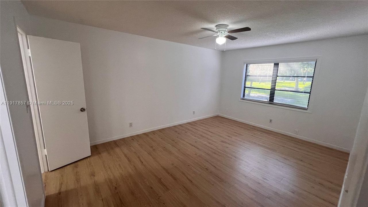 待售: $229,000 (2 贝兹, 2 浴室, 1050 平方英尺)