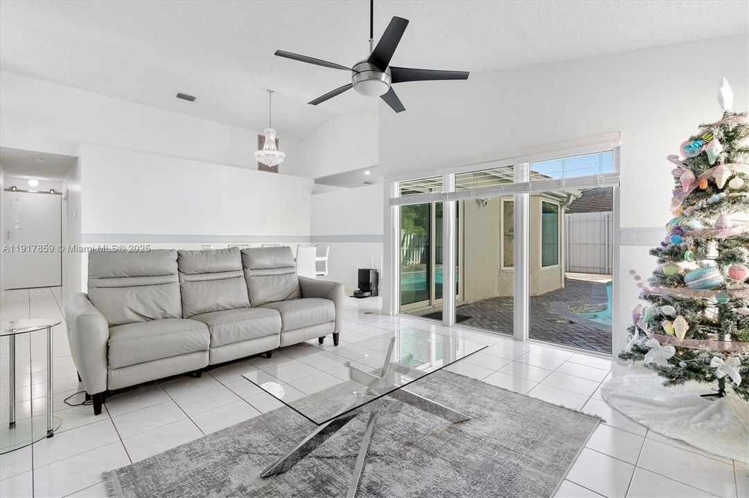 待售: $625,000 (3 贝兹, 2 浴室, 1746 平方英尺)