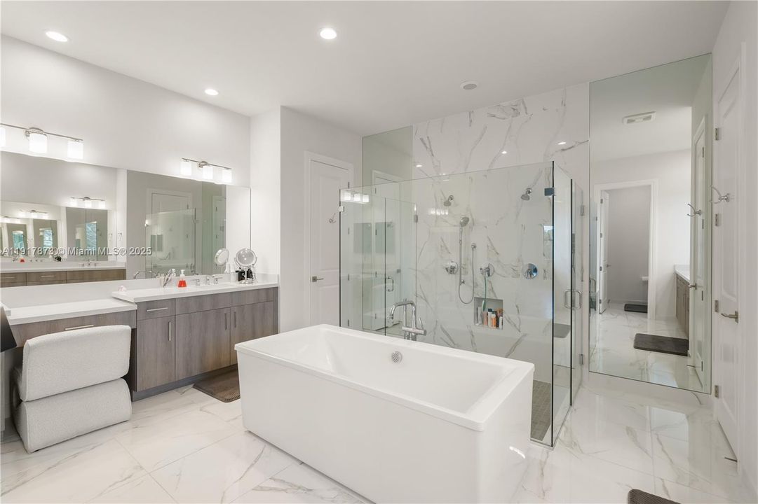 For Sale: $2,990,000 (5 beds, 5 baths, 4910 Square Feet)