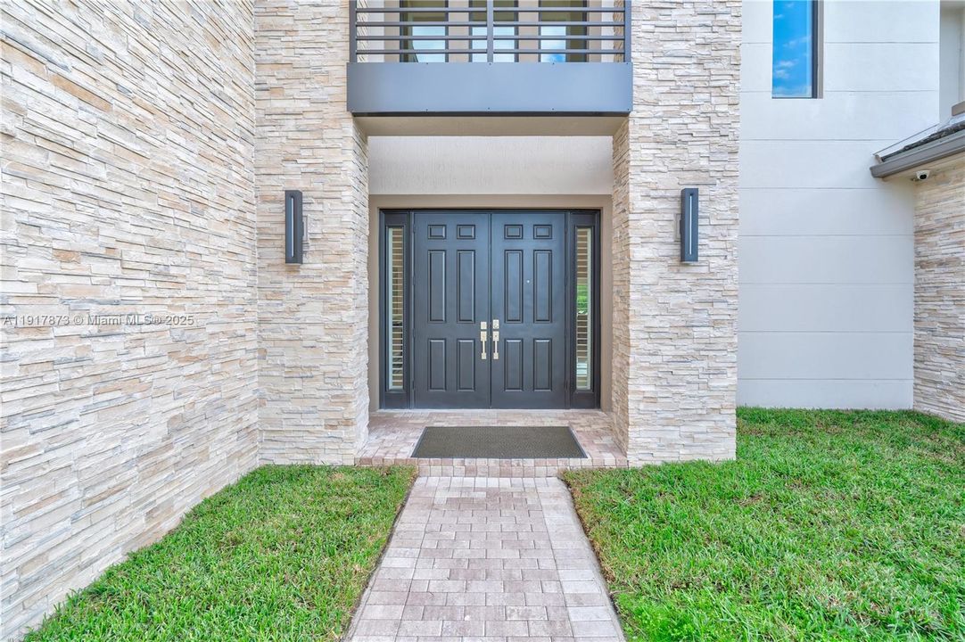 For Sale: $2,990,000 (5 beds, 5 baths, 4910 Square Feet)