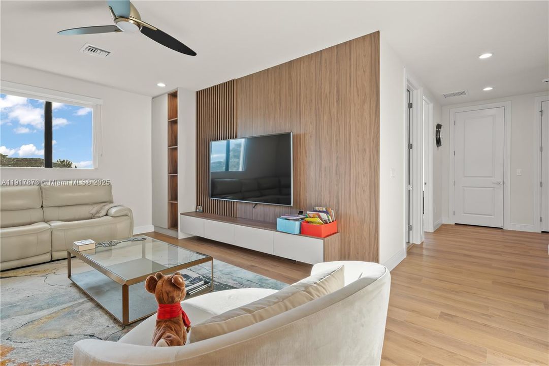 For Sale: $2,990,000 (5 beds, 5 baths, 4910 Square Feet)