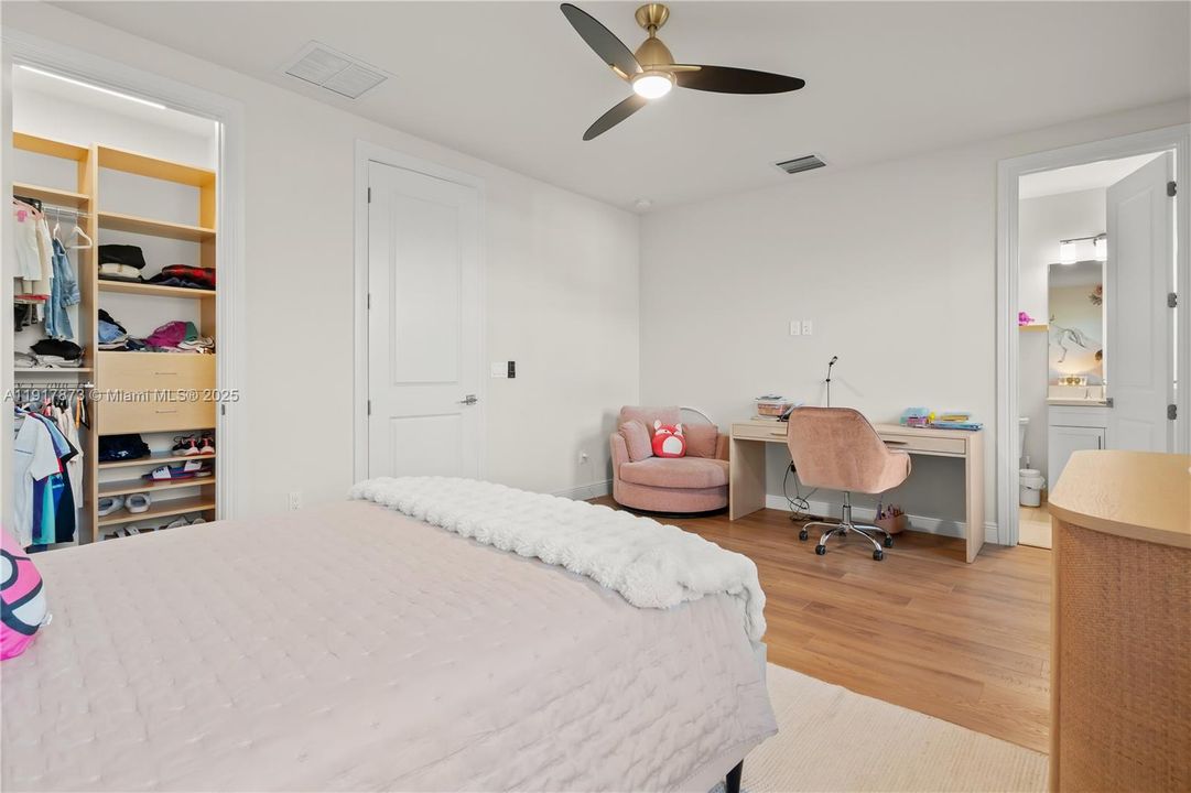 For Sale: $2,990,000 (5 beds, 5 baths, 4910 Square Feet)