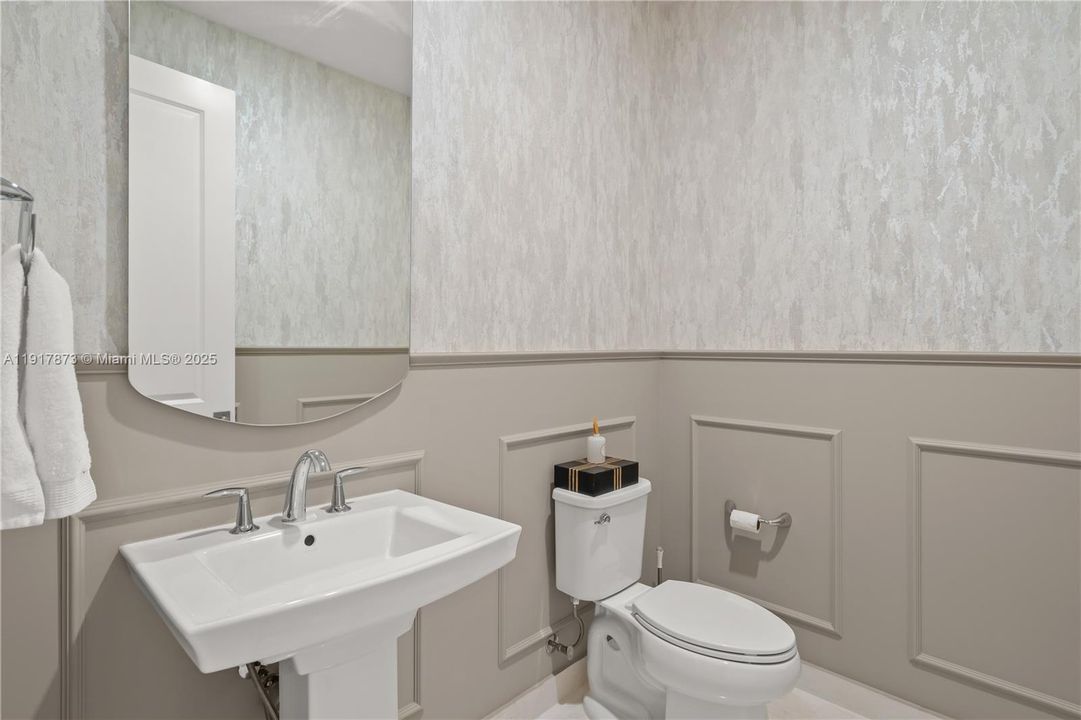 For Sale: $2,990,000 (5 beds, 5 baths, 4910 Square Feet)