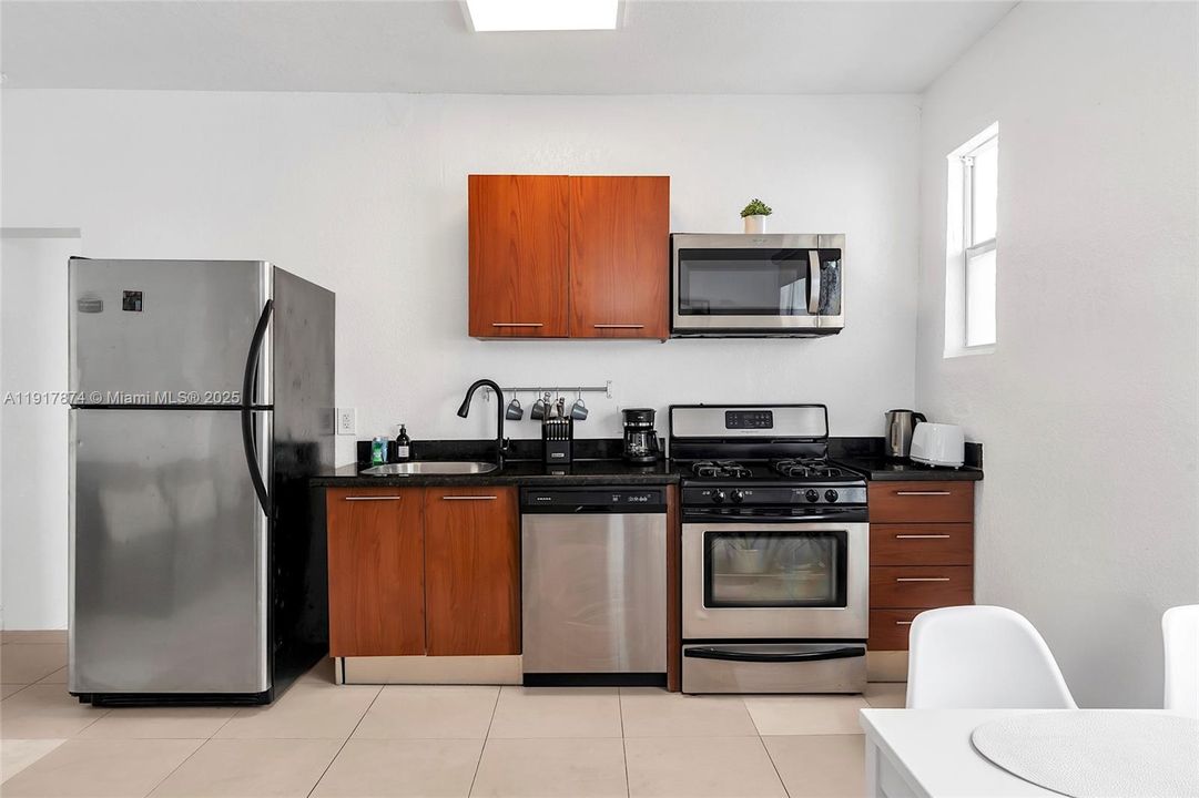For Sale: $192,000 (1 beds, 1 baths, 543 Square Feet)