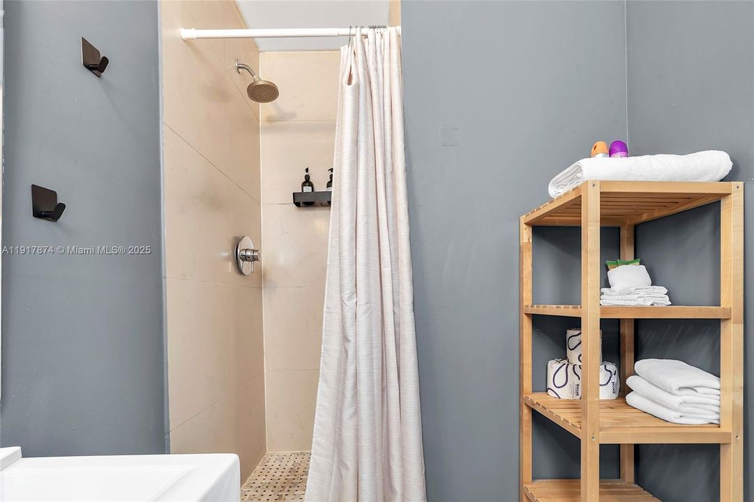 For Sale: $192,000 (1 beds, 1 baths, 543 Square Feet)