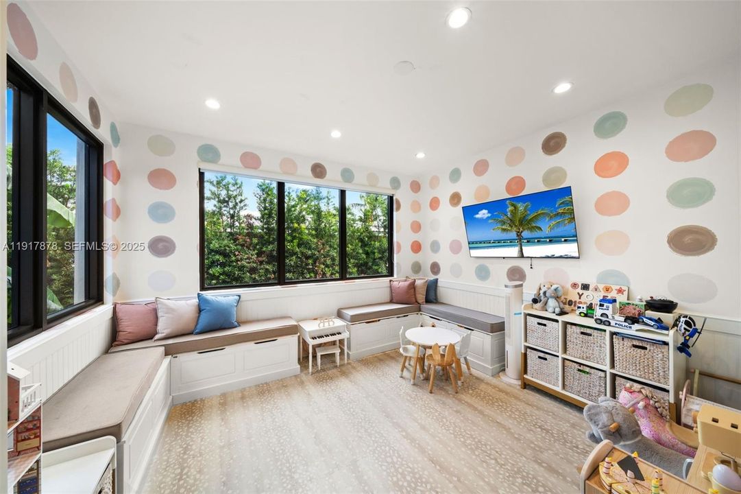 For Sale: $11,500,000 (7 beds, 7 baths, 6058 Square Feet)