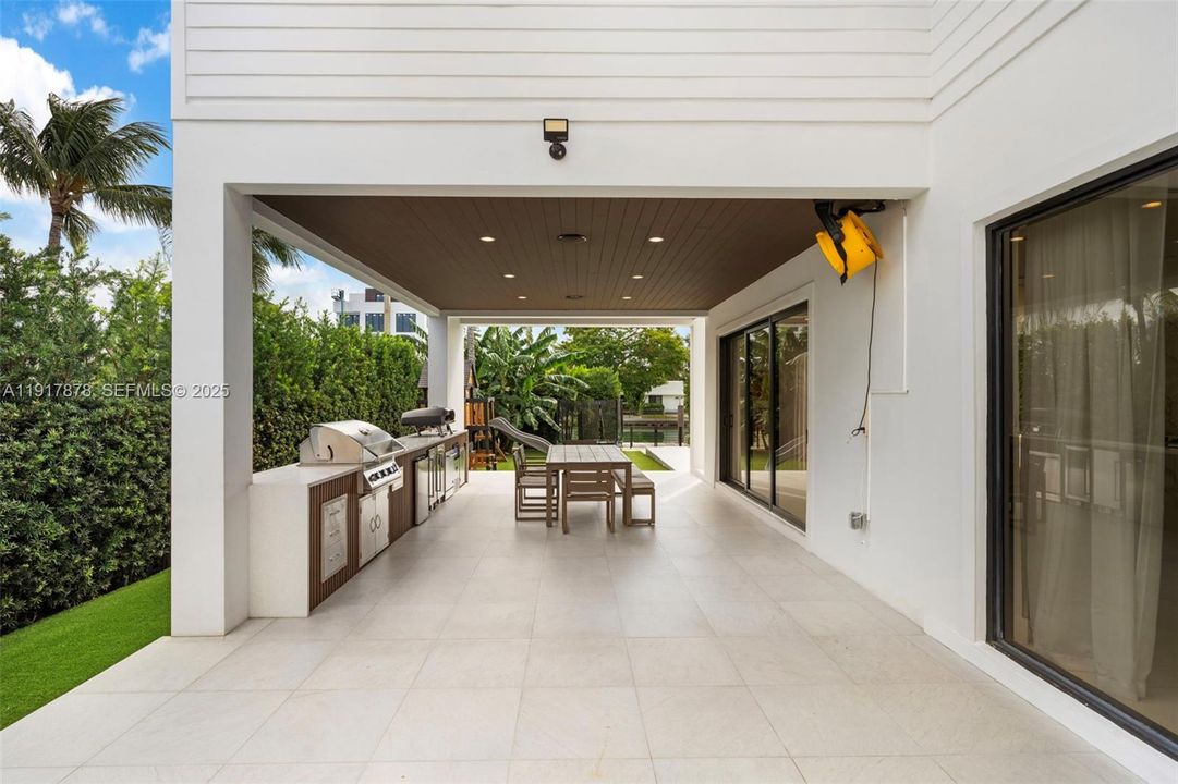 For Sale: $11,500,000 (7 beds, 7 baths, 6058 Square Feet)