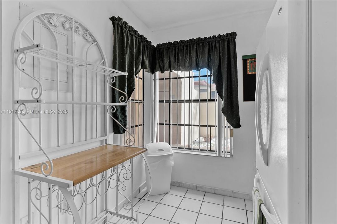 Active With Contract: $2,700 (3 beds, 2 baths, 1102 Square Feet)