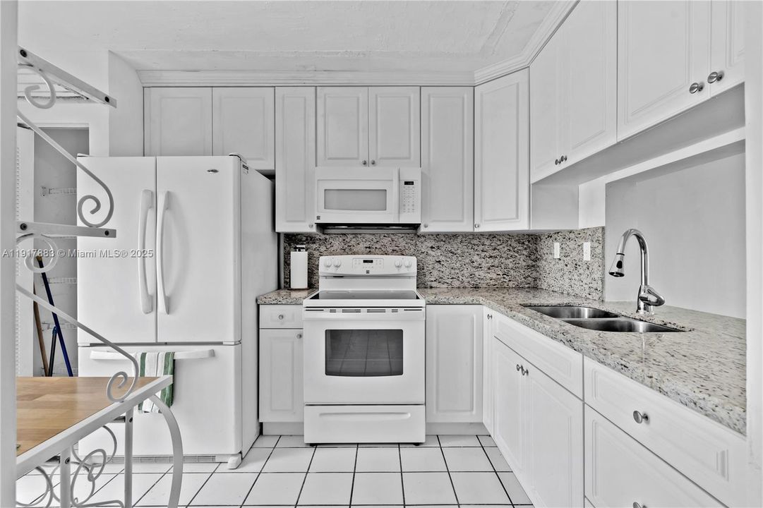 Active With Contract: $2,700 (3 beds, 2 baths, 1102 Square Feet)