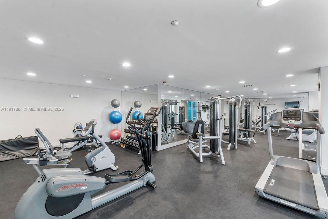 待售: $1,750,000 (2 贝兹, 2 浴室, 1750 平方英尺)