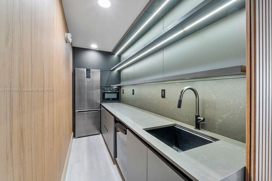 待售: $1,750,000 (2 贝兹, 2 浴室, 1750 平方英尺)