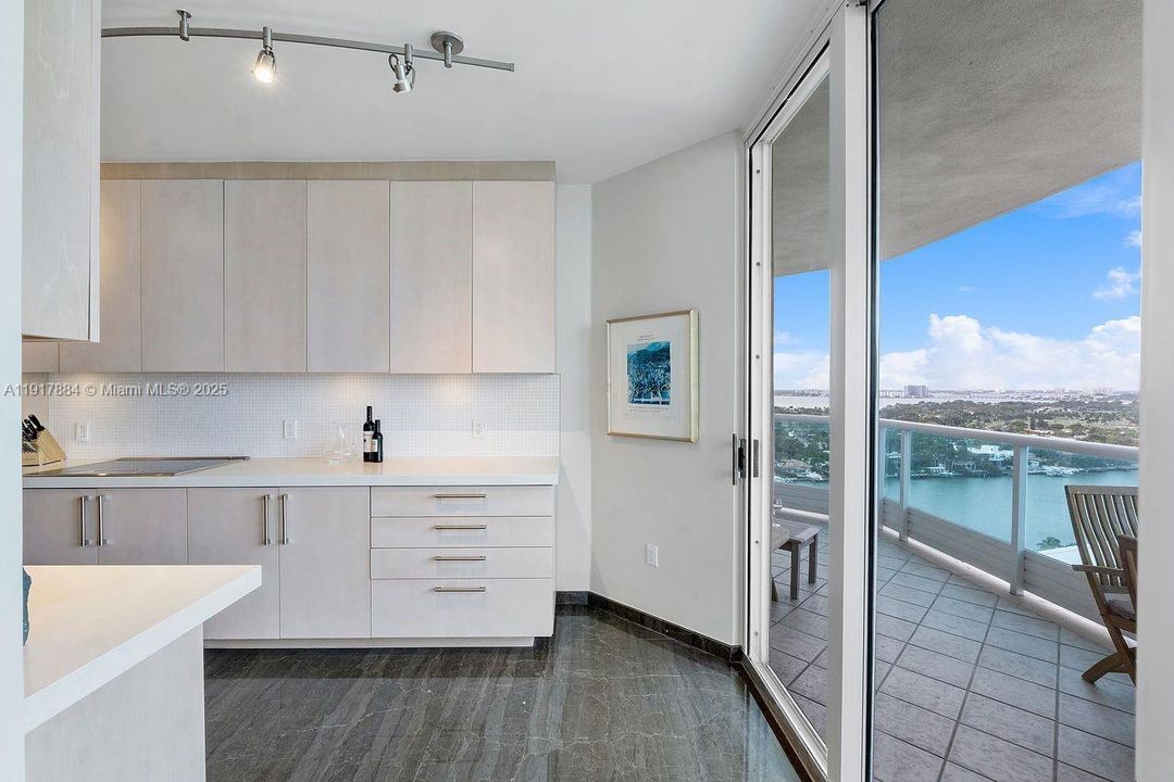 待售: $1,750,000 (2 贝兹, 2 浴室, 1750 平方英尺)