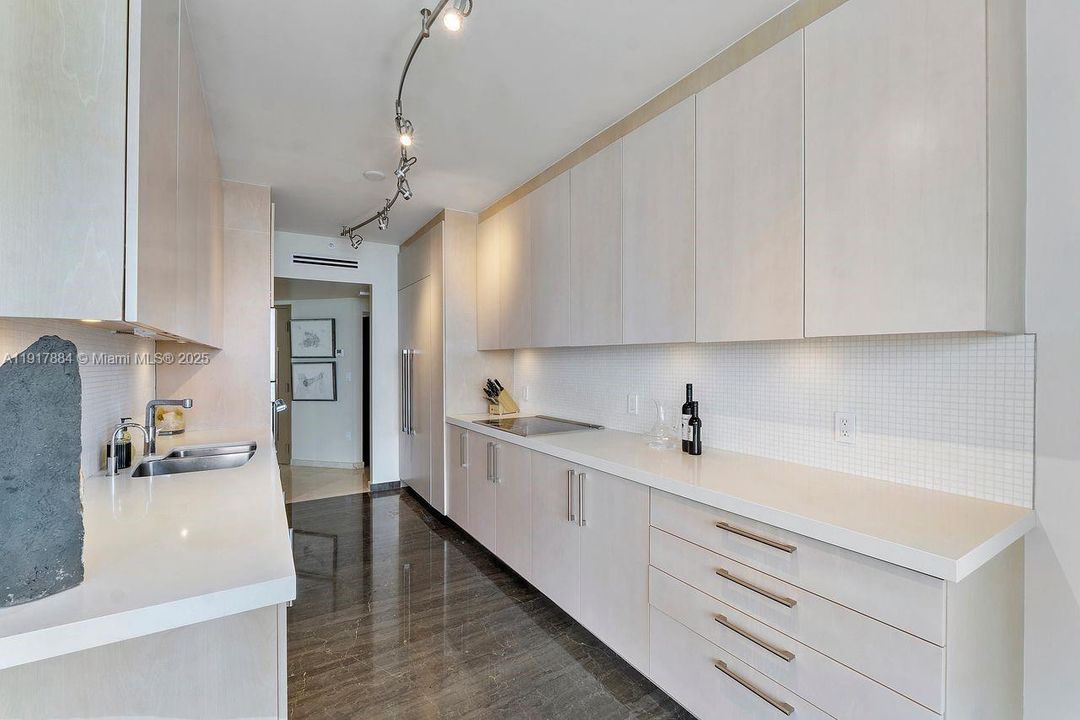 待售: $1,750,000 (2 贝兹, 2 浴室, 1750 平方英尺)