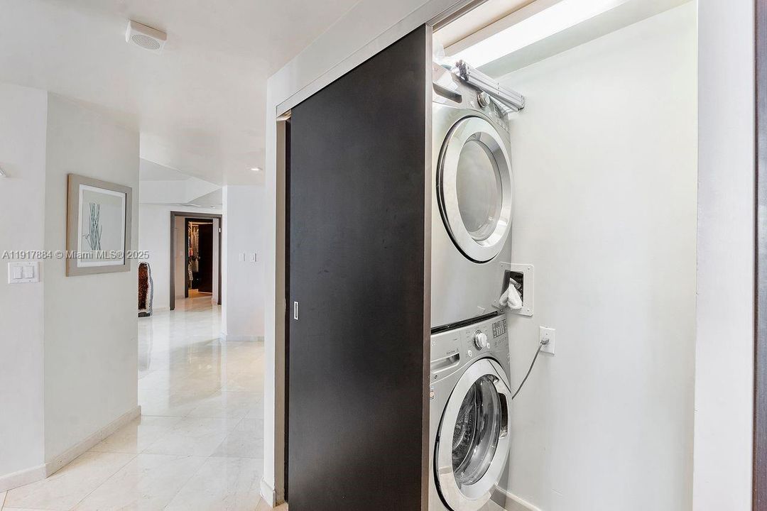 待售: $1,750,000 (2 贝兹, 2 浴室, 1750 平方英尺)