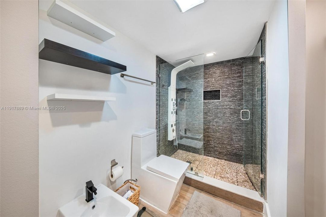 For Rent: $4,500 (1 beds, 2 baths, 1117 Square Feet)