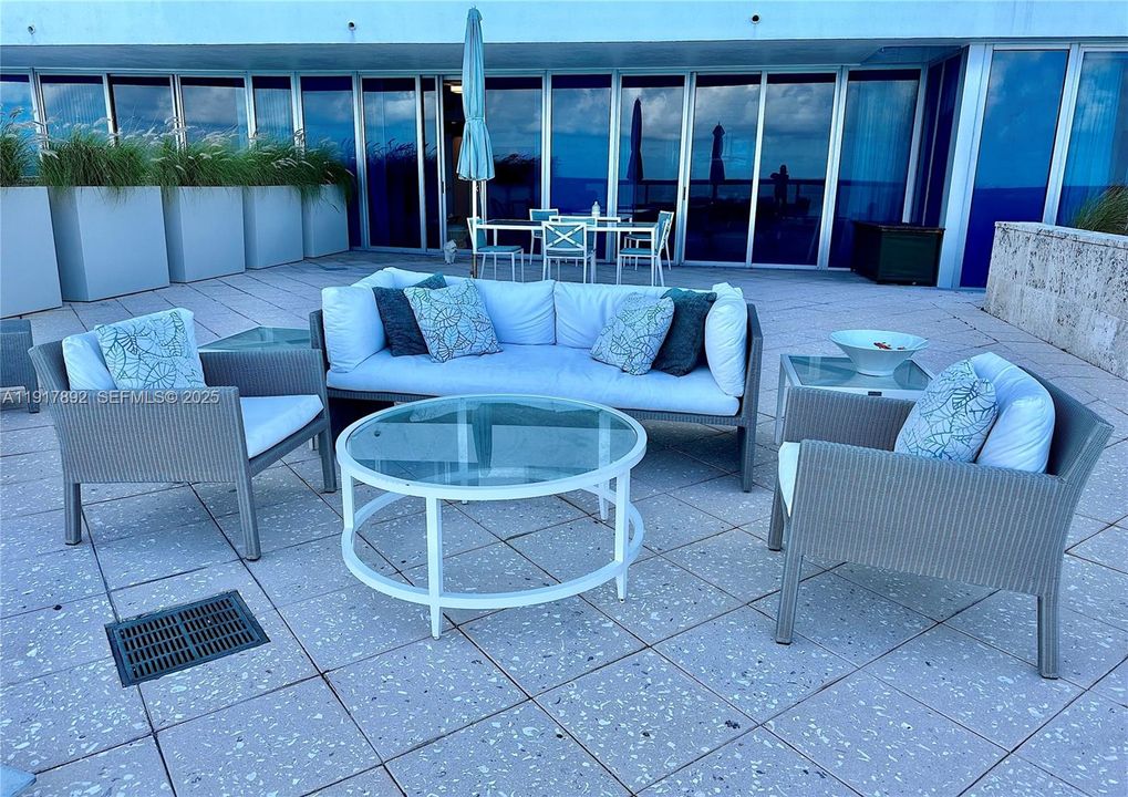 待售: $2,590,000 (2 贝兹, 2 浴室, 1565 平方英尺)