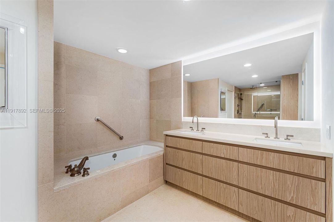 待售: $2,590,000 (2 贝兹, 2 浴室, 1565 平方英尺)