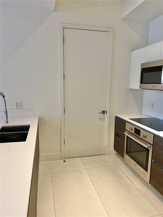 For Rent: $4,700 (2 beds, 2 baths, 905 Square Feet)