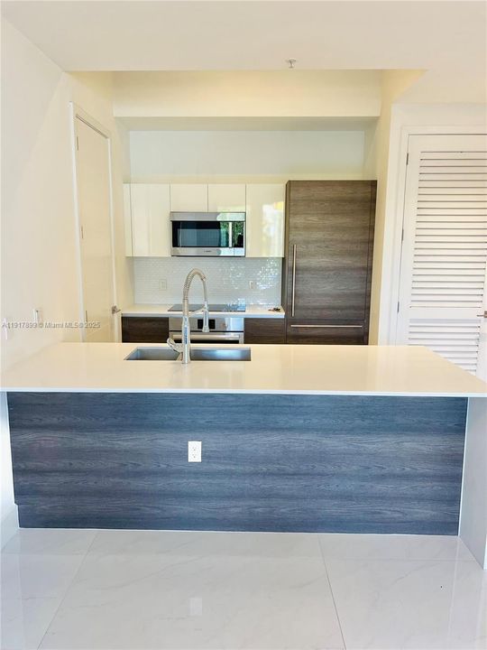 For Rent: $4,700 (2 beds, 2 baths, 905 Square Feet)