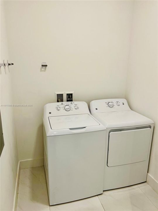 For Rent: $4,700 (2 beds, 2 baths, 905 Square Feet)