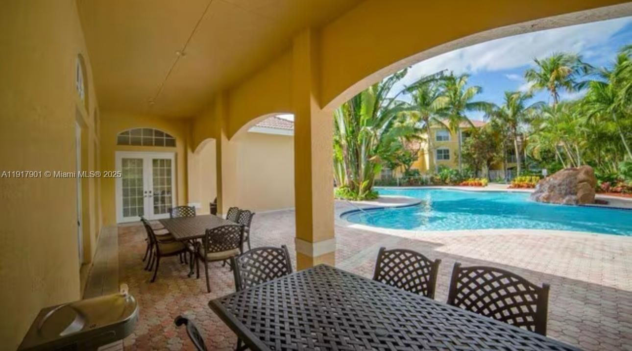 For Sale: $350,000 (1 beds, 1 baths, 846 Square Feet)