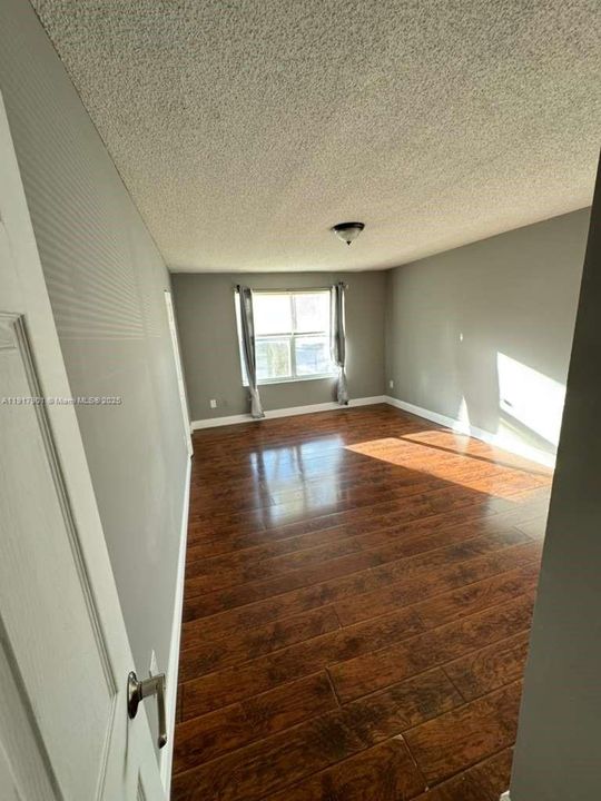 For Sale: $350,000 (1 beds, 1 baths, 846 Square Feet)