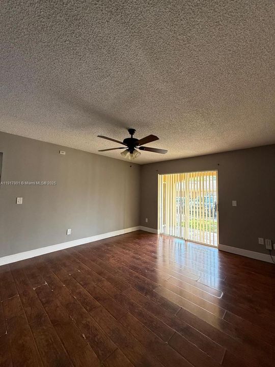 For Sale: $350,000 (1 beds, 1 baths, 846 Square Feet)