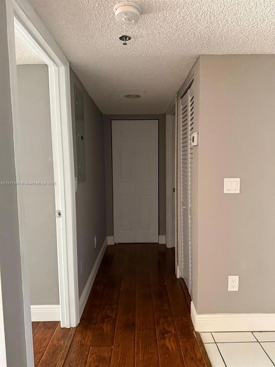 For Sale: $350,000 (1 beds, 1 baths, 846 Square Feet)