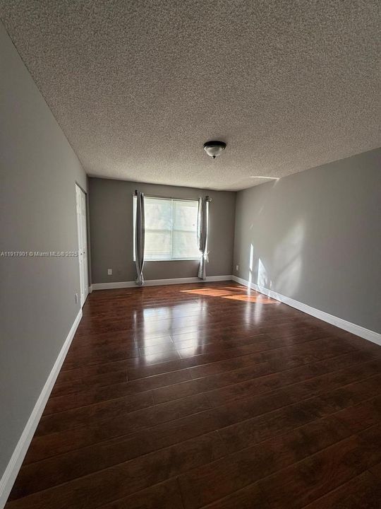 For Sale: $350,000 (1 beds, 1 baths, 846 Square Feet)