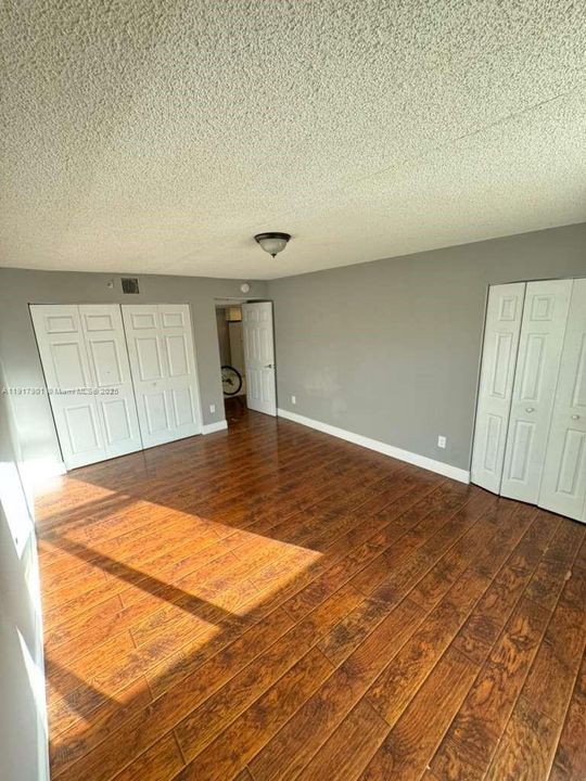 For Sale: $350,000 (1 beds, 1 baths, 846 Square Feet)