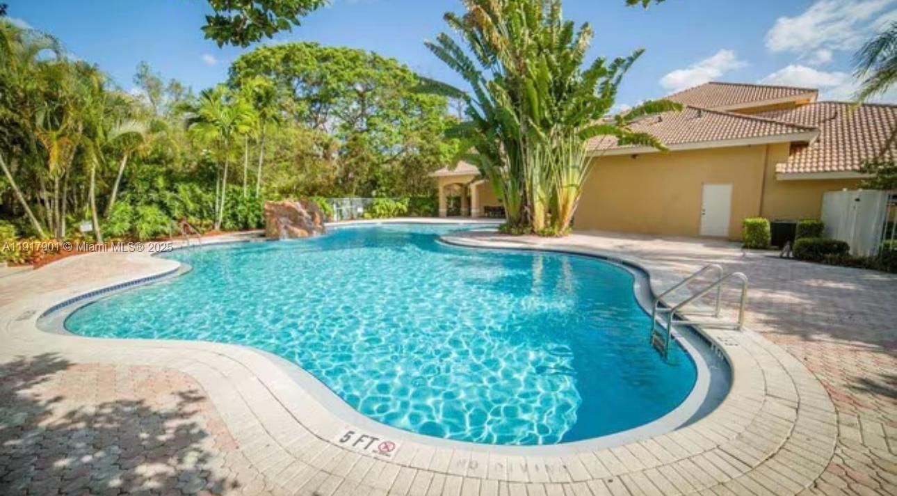 For Sale: $350,000 (1 beds, 1 baths, 846 Square Feet)