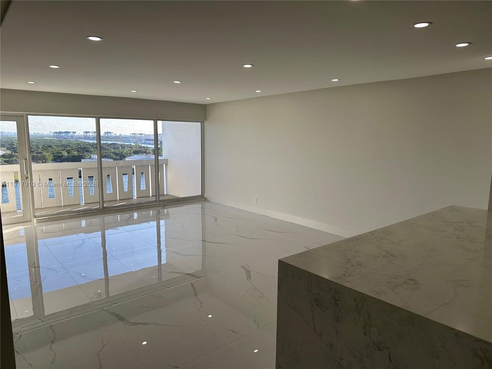 В аренду: $3,500 (1 спален, 1 ванн, 900 Квадратных фут)