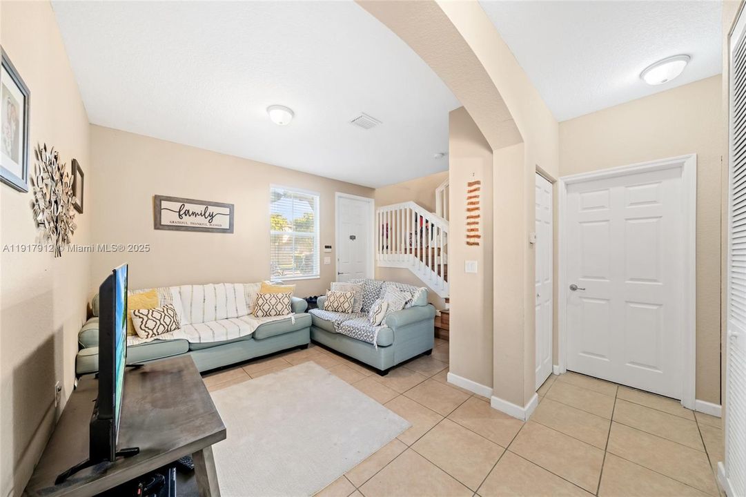 For Sale: $330,000 (3 beds, 3 baths, 1365 Square Feet)