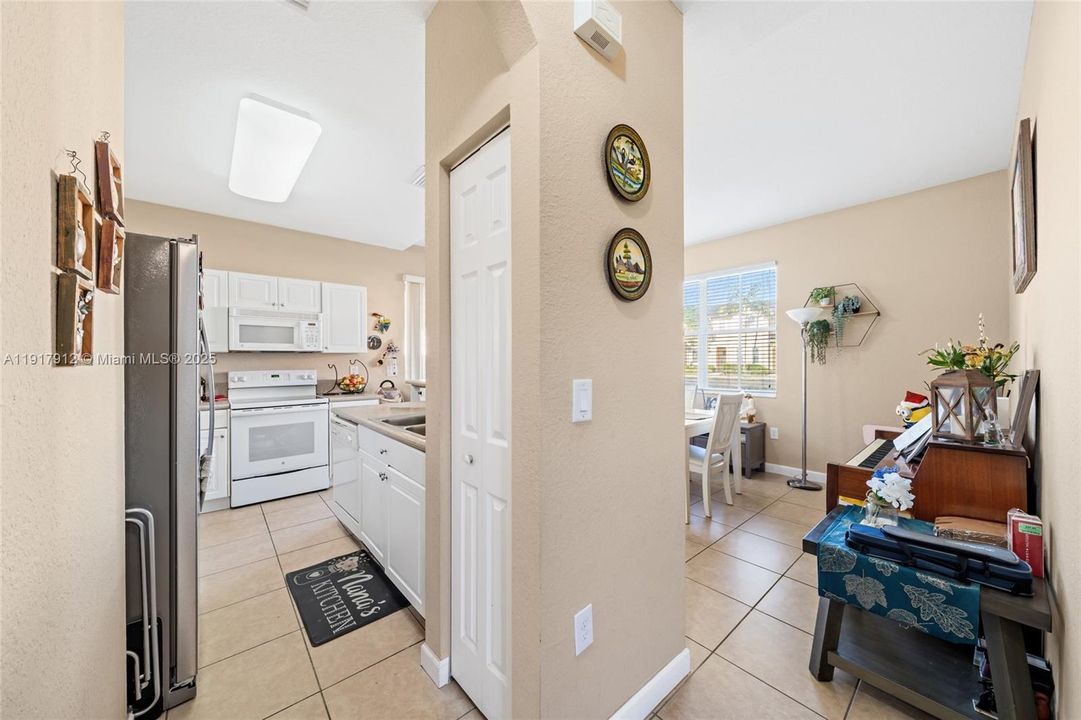 For Sale: $330,000 (3 beds, 3 baths, 1365 Square Feet)