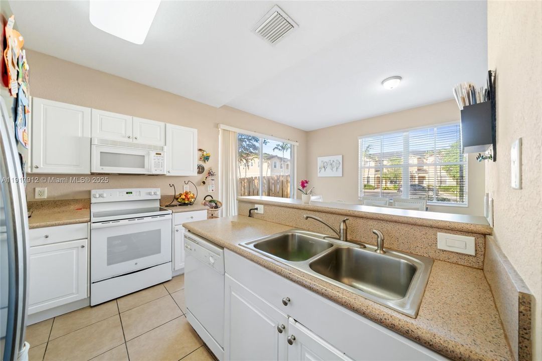 For Sale: $330,000 (3 beds, 3 baths, 1365 Square Feet)