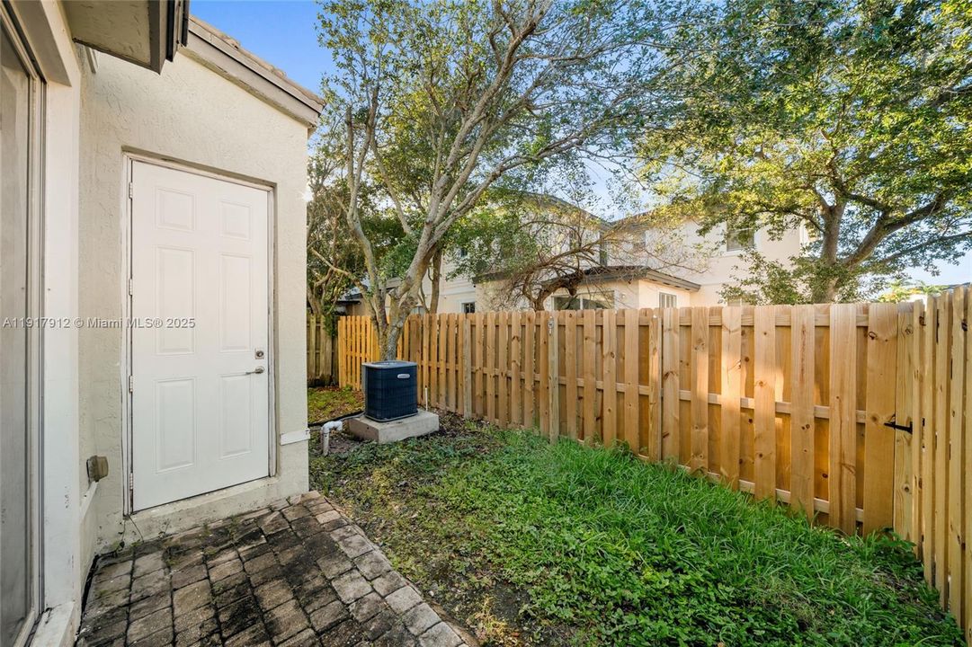 For Sale: $330,000 (3 beds, 3 baths, 1365 Square Feet)