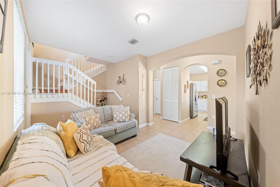 For Sale: $330,000 (3 beds, 3 baths, 1365 Square Feet)