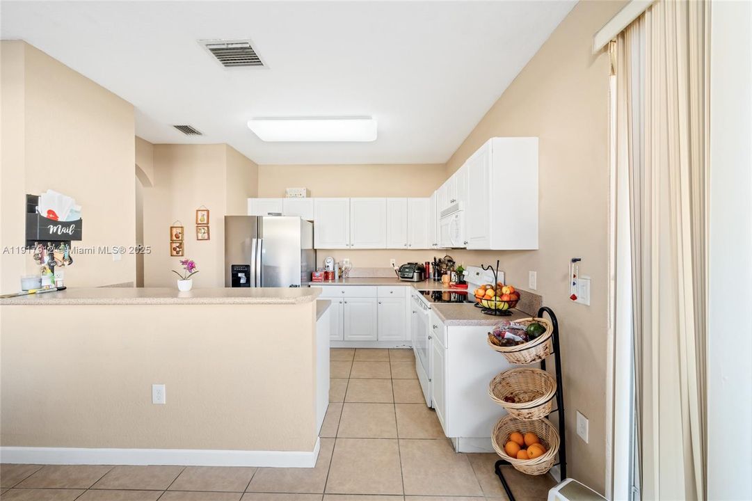 For Sale: $330,000 (3 beds, 3 baths, 1365 Square Feet)