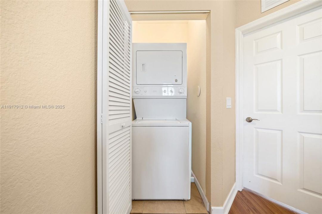 For Sale: $330,000 (3 beds, 3 baths, 1365 Square Feet)