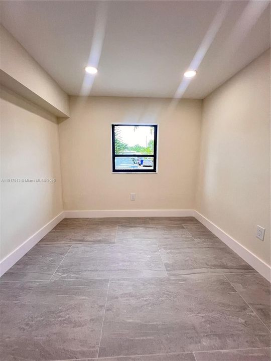 For Rent: $1,900 (1 beds, 1 baths, 1924 Square Feet)