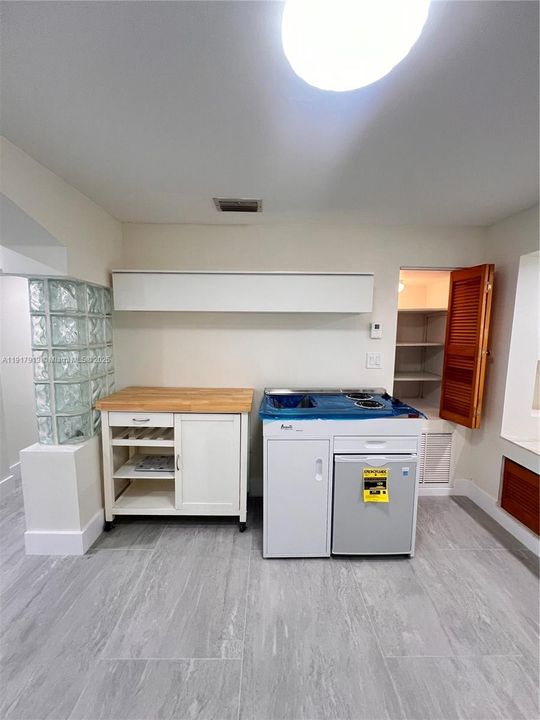 For Rent: $1,900 (1 beds, 1 baths, 1924 Square Feet)
