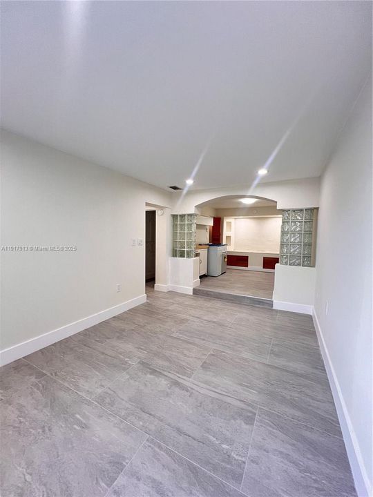 For Rent: $1,900 (1 beds, 1 baths, 1924 Square Feet)